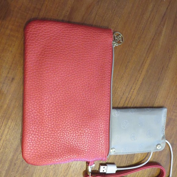 Adrienne Vittadini Studio, Charging Wallet - Picture 4 of 5